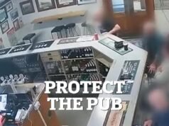 El jefe del pub Loyal Wild Moment arroja taburetes a un ladrón armado en el Boatrowers Hotel en Newcastle
