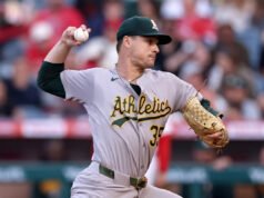 Los Angelinos vencieron a los Atléticos con un jonrón a pesar de que el abridor de los Atléticos, JT Ginn, lanzó 8 entradas sin hits.