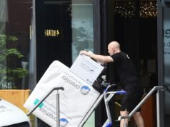 ¡Nuevos pastos para Pep! Guardiola no pierde el tiempo saliendo de su apartamento en Manchester DÍAS ANTES de su canto de cisne en el Manchester City, y el jefe saliente confirma que el domingo será su último partido.