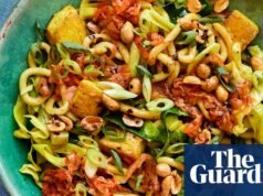 Receta rápida y fácil de Rukmini Iyer para fideos con chile y maní, kimchi y tofu | Fideos