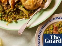 Receta de David Gingell de pollo asado con guisantes estofados y lechuga | Alimento