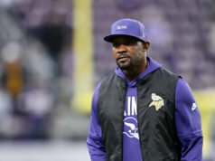 El equipo legal de Brian Flores ha citado a 25 equipos de la NFL en una demanda por discriminación racial contra la liga.