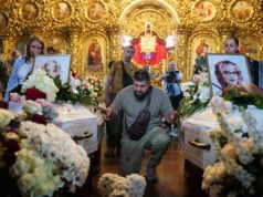 Kyiv celebra el funeral de dos hermanas jóvenes muertas por un ataque con misiles rusos