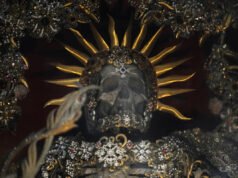 Los esqueletos ricamente decorados de las iglesias católicas de Baviera sorprenden a algunos visitantes