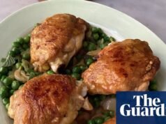Receta de Rachel Roddy de muslos de pollo tiernos con cebolletas, menta y guisantes | Alimento