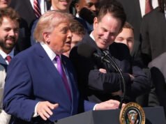 El presidente Trump observa a Curt Cignetti en el escenario, de pie junto a él, en honor al equipo de fútbol de Indiana en la Casa Blanca.