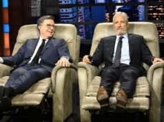 Jon Stewart le da regalos a Stephen Colbert en ‘The Late Show’