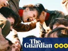 Reseña suelta: los soldados encuentran escape y romance en una compañía de teatro en tiempos de guerra | Película