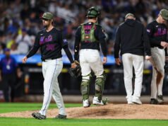 El abridor de los Mets, Clay Holmes, sufre fractura de peroné tras ser cortado por un regresador durante la Serie Subway