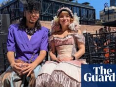 Activistas realizan desfile de moda antes de Met Gala para regañar a Bezos y Amazon: ‘la gente detrás de la sonrisa’ | Gala Met 2026