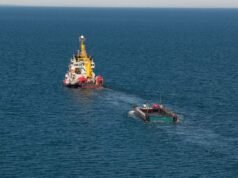 Barco que transporta a la ballena jorobada Timmy cerca del Mar del Norte