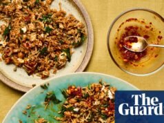 Receta de Meera Sodha de arroz primaveral con salsa feta, harissa y piñones | Verduras