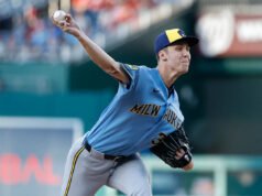 El fenómeno de los Cerveceros, Jacob Misiorowski, deja el juego con aparente lesión después de 5 1/3 entradas sin hits