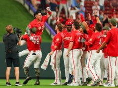 Los fanáticos sin camisa impulsan a los Cardinals a otra victoria: “Fue un ambiente divertido”