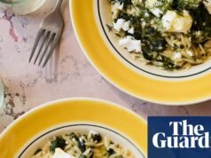 Receta fácil y rápida de orzo spanakopita de Georgina Hayden | Alimento