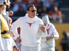 Steve Sarkisian se une a Lane Kiffin para criticar a los rebeldes: ‘Toma en cuenta la cestería y podrás graduarte de Ole Miss’