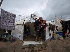 A medida que se acerca el verano, las enfermedades de la piel se propagan en los campos de refugiados de Gaza