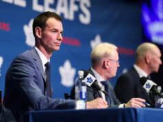 Maple Leafs se enfrenta a la conferencia de prensa introductoria de John Chayka mientras la contratación genera críticas