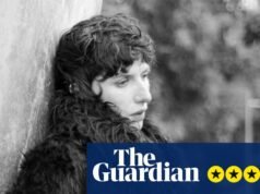 Revisión de Aldous Harding: Train on the Island: incluso a los oyentes resistentes a la fantasía les encantarán estas canciones lúcidas y luminosas | Aldous Harding