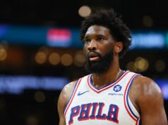 La estrella de los 76ers, Joel Embiid, descartado para el Juego 2 contra los Knicks por lesiones en el tobillo y la cadera