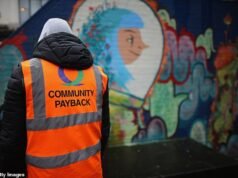 Miles de delincuentes consideran que el servicio comunitario, como recoger basura, es opcional: abandonan los estudios o simplemente se niegan a empezar un trabajo no remunerado.
