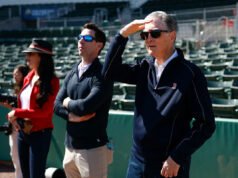 Avión sobrevuela Fenway Park, instando a los Medias Rojas a despedir a Craig Breslow y vender el equipo