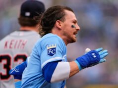 Lesión para insultar: Kerry Carpenter de los Tigres resultó lesionado luego de una mala jugada que envió a Bobby Witt Jr. al interior del parque.