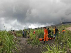 Un volcán entra en erupción en Indonesia y mata al menos a tres excursionistas, dice la policía