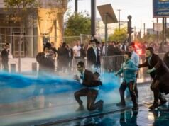 La policía arresta a un manifestante mientras judíos ultraortodoxos bloquean el tranvía de Jerusalén