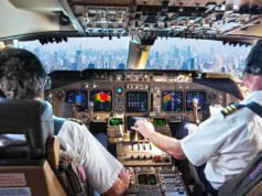 El piloto fue trasladado de urgencia al hospital después de una emergencia médica en pleno vuelo y recibió ayuda de 3 médicos a bordo.