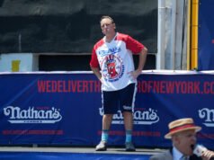 Joey Chestnut se declara culpable de un delito menor de agresión después de abofetear a un cliente en un bar