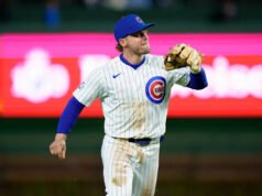 Cubs 2B Nico Hoerner lanza el balón entre las piernas para un juego anotador contra los Astros