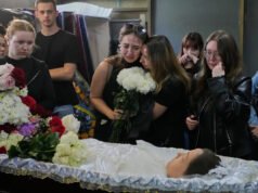 Una joven pareja de Kyiv muerta en un violento ataque aéreo ruso esperaba formar una familia, dicen los dolientes