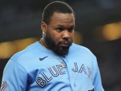 Vladimir Guerrero Jr. es golpeado por un lanzamiento en la 5ta entrada y es retirado instantáneamente del juego