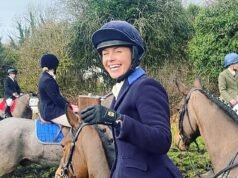 Una jinete británica de 36 años murió cuando fue arrojada de su caballo y este cayó encima de ella, según una investigación.