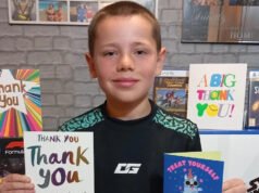 Un niño de 8 años recibe una lluvia de regalos tras la intervención de un avión