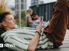Las respuestas instantáneas de la IA pueden trivializar la inteligencia humana, advierte el Real Observatorio