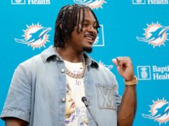 El mariscal de campo de los Dolphins, Malik Willis, hace un primer lanzamiento vergonzoso durante el juego de los Marlins: ‘Me resbalé’
