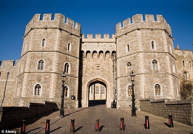 92173929-15824259-Masked_men_scaled_6ft_fences_to_sneak_onto_the_Windsor_Castle_es-a-1_1778970562384.jpeg
