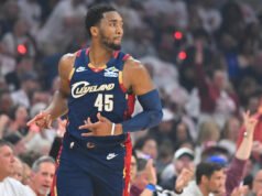 Los Cavaliers ganan el tercer juego en casa, venciendo a los Pistons 116-109 con Donovan Mitchell anotando 35 puntos.