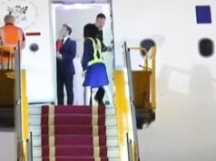 La famosa “bofetada” de Brigitte Macron a Emmanuel “se desencadenó cuando vio un mensaje que le había enviado la actriz iraní”, afirma un nuevo libro.