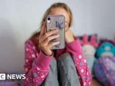 TikTok y YouTube “no son lo suficientemente seguros” para los niños, dice Ofcom
