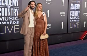 Parejas de música country calientan la alfombra roja de los Premios ACM 2026