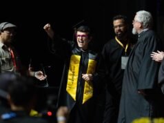 Billie Jean King, de 82 años, se gradúa de la universidad 65 años después de comenzar en la Universidad Estatal de California en Los Ángeles.