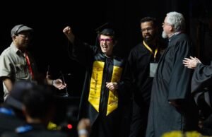 Billie Jean King, de 82 años, se gradúa de la universidad 65 años después de comenzar en la Universidad Estatal de California en Los Ángeles.