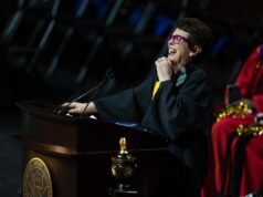 El ícono del tenis Billie Jean King se gradúa de la universidad a los 82 años
