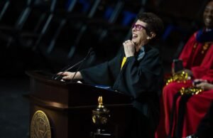 El ícono del tenis Billie Jean King se gradúa de la universidad a los 82 años