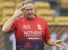IPL 2026: Andy Flower multado por violación del código de conducta durante MI vs RCB
