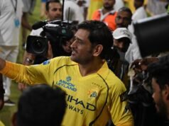 Hussey: Dhoni se unirá al equipo del CSK si llega a los playoffs de la IPL