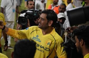 Hussey: Dhoni se unirá al equipo del CSK si llega a los playoffs de la IPL